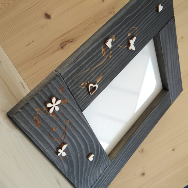 Cornice in legno finitura anticata con incisione e applicazioni bianche - immagine 3