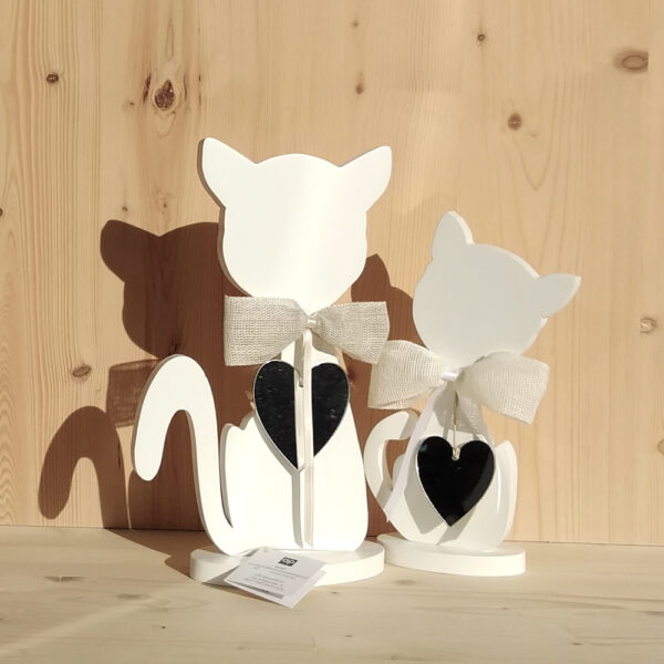 Gatti colore bianco con cuore a specchio